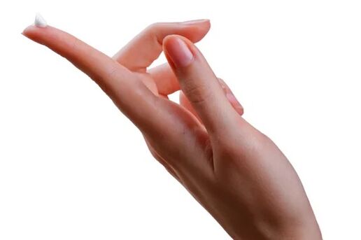 Se aplica una pequeña cantidad de Keramin en la zona afectada.